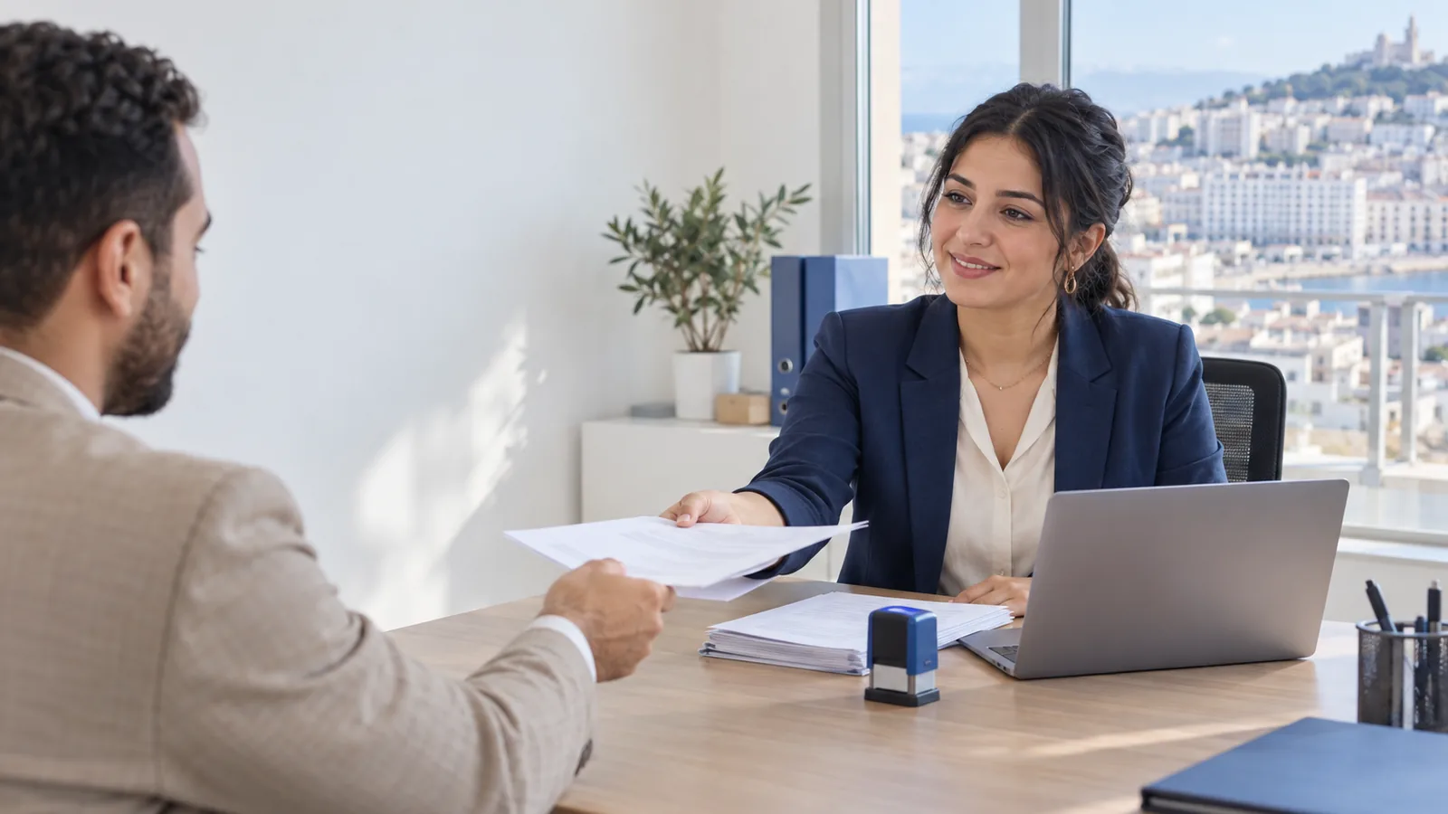 Gérante d'une PME à Alger qui remet une facture imprimée à un client, ordinateur portable ouvert sur le bureau